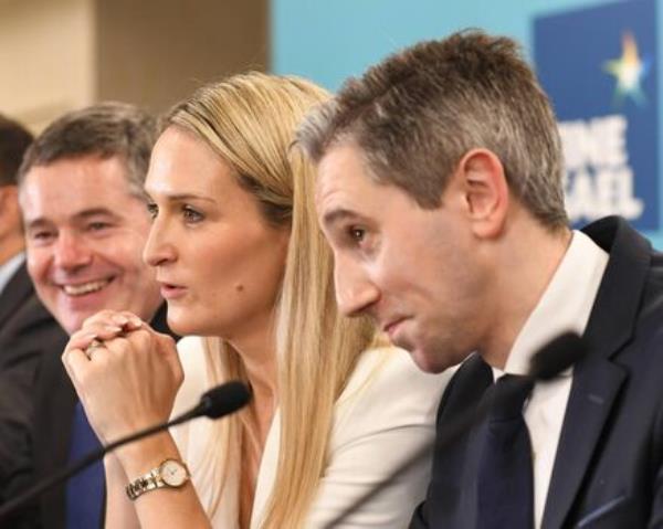 统一党部长Paschal Donohoe、Helen McEntee和Simon Harris在周六于梅诺斯的Glen Royal酒店举行的特别会议上。图片：Douglas O'Connor 