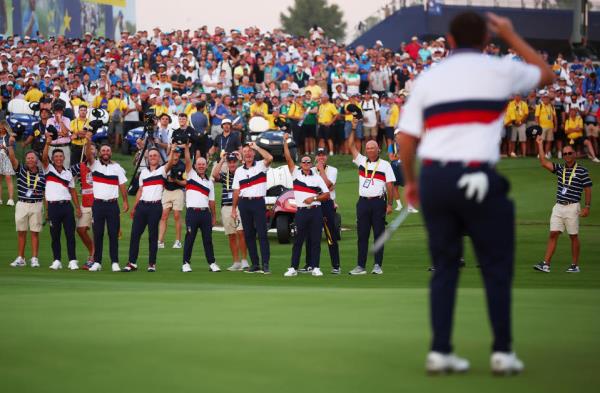 美国队向帕特里克·坎特利致敬（前景）。 （Maddie Meyer/PGA of America/PGA of America via Getty Images）