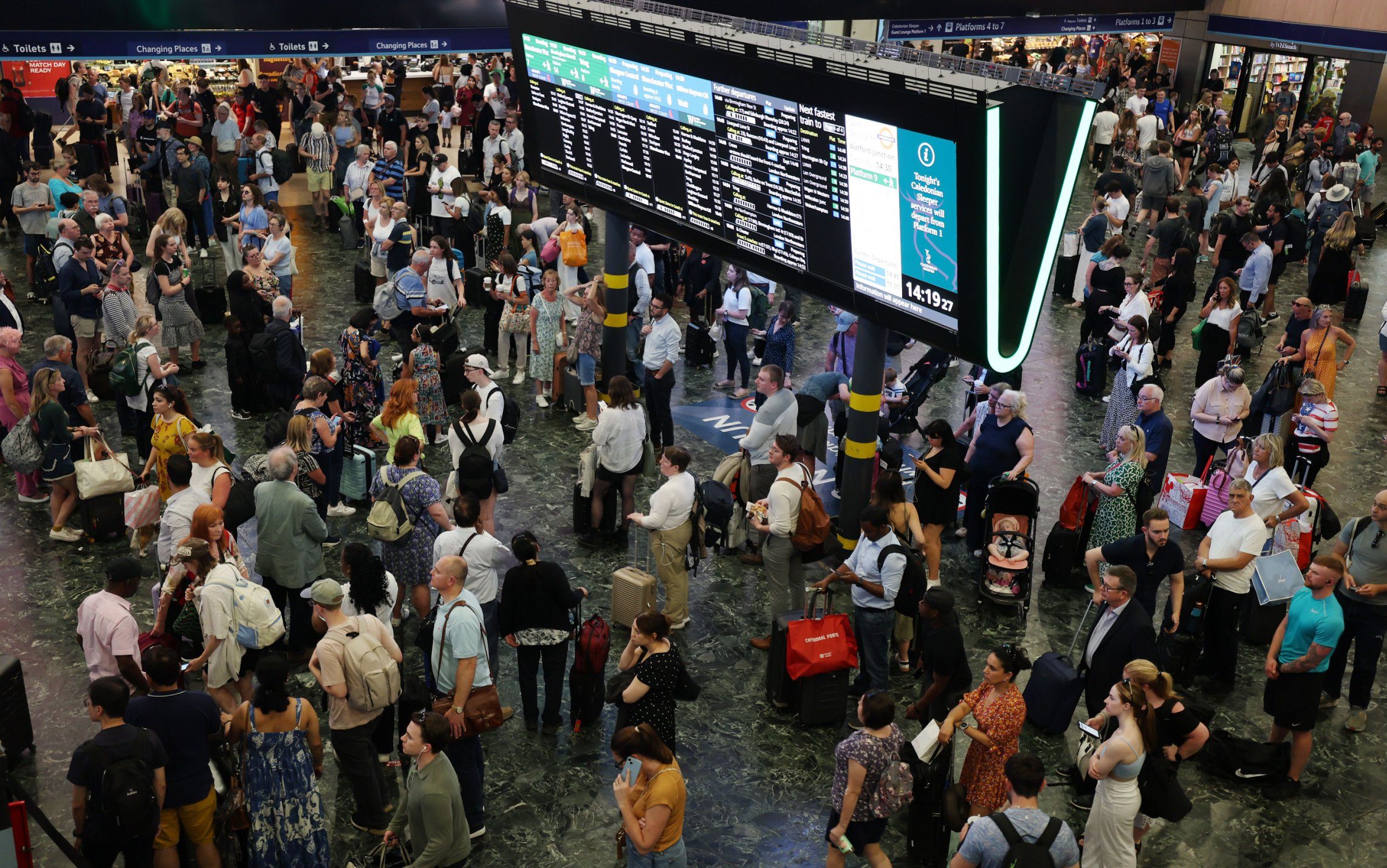 必须给出信用：由ANDY RAIN/EPA-EFE/Shutterstock（14594403k）拍摄的伦敦尤斯顿车站通勤者，2024年7月19日，英国伦敦。包括铁路运营商和航空公司在内的全球公司和机构于7月19日受到与运行Microsoft Windows的系统相关的故障CrowdStrike网络安全软件更新有关的主要计算机故障的影响。根据CrowdStrike的首席执行官，问题已经被识别、隔离并部署了修复程序。大规模IT故障影响了世界各地的公司和基础设施，英国伦敦 - 2024年7月19日